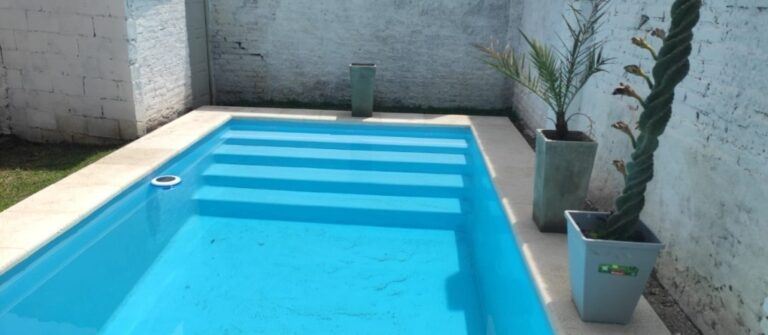 Instalación de pileta con solárium en construcción